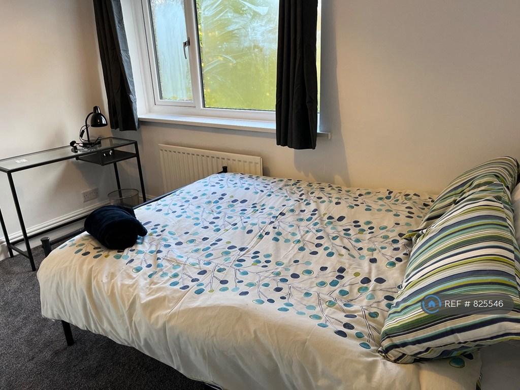 Dbl Room + Fitted Wardrobe & Drawers
