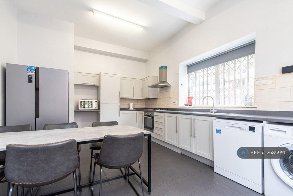 Fully Fitted Kitchen With American Ff