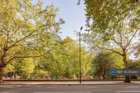 Studio to rent, Hyde Park Place, London, W2