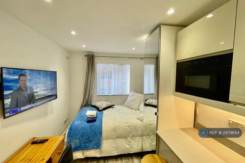 1 bedroom in a house share to rent, London, London, UB6