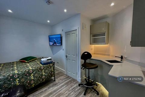 1 bedroom in a house share to rent, London, London, UB6