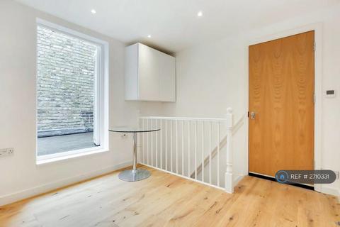 Studio to rent, Upper Tachbrook St, London, SW1V