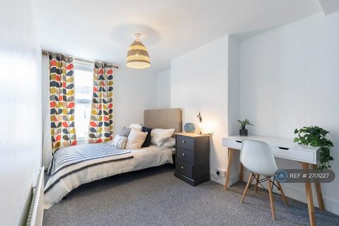 4 bedroom terraced house to rent, Brunswick Street, Cheltenham, GL50