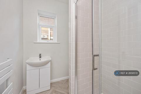 3 bedroom flat to rent, West Street, Brighton, BN1