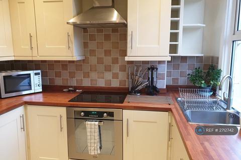 2 bedroom maisonette to rent, Worple Road, London, SW20