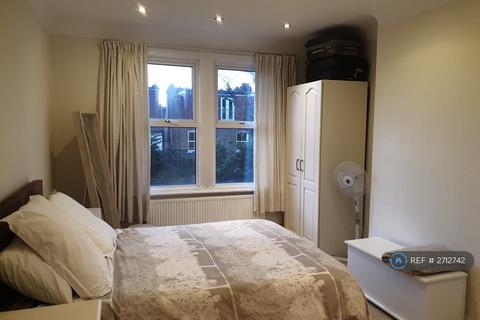 2 bedroom maisonette to rent, Worple Road, London, SW20