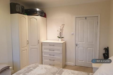 2 bedroom maisonette to rent, Worple Road, London, SW20