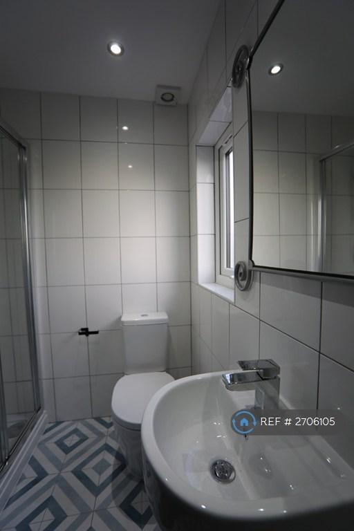 Room 6 Bathroom