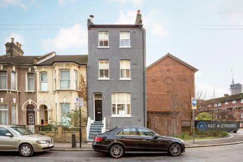 3 bedroom end of terrace house to rent, Grove Crescent, London, E15