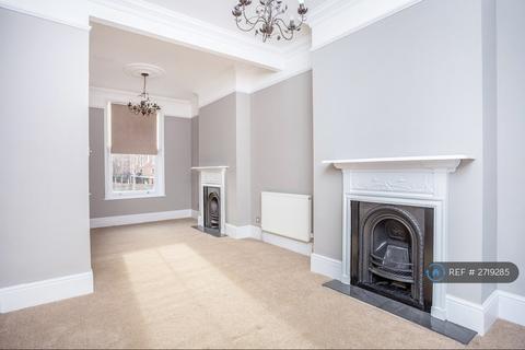 3 bedroom end of terrace house to rent, Grove Crescent, London, E15