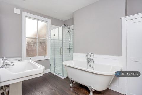3 bedroom end of terrace house to rent, Grove Crescent, London, E15