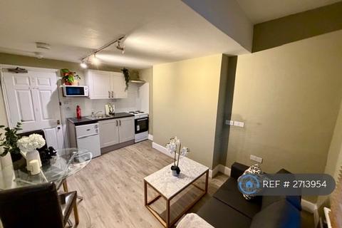 Studio to rent, Lena Gardens, London, W6