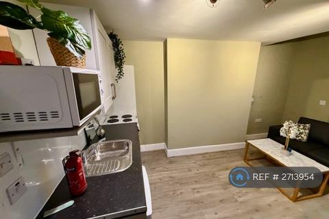 Studio to rent, Lena Gardens, London, W6