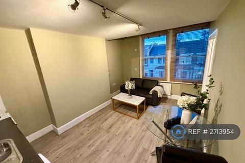 Studio to rent, Lena Gardens, London, W6