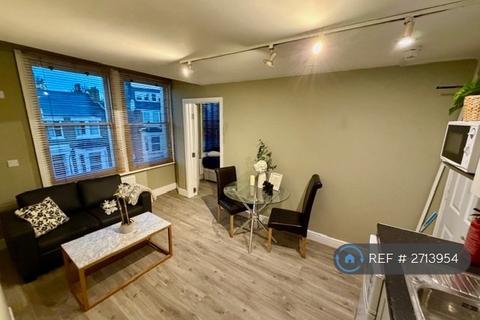 Studio to rent, Lena Gardens, London, W6