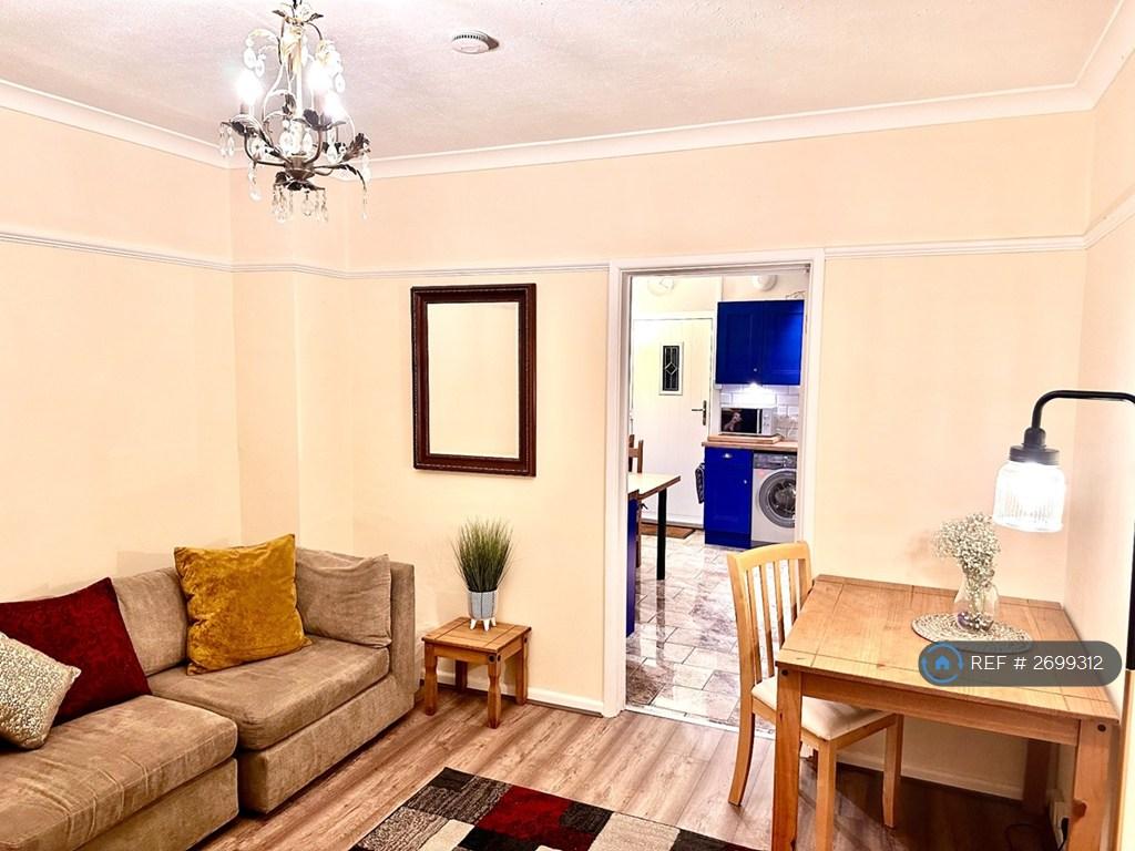 Lounge &amp; Extra Dining Area