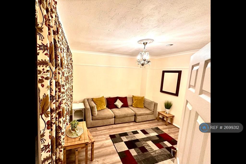 Blind &amp; Lined Curtains In Lounge