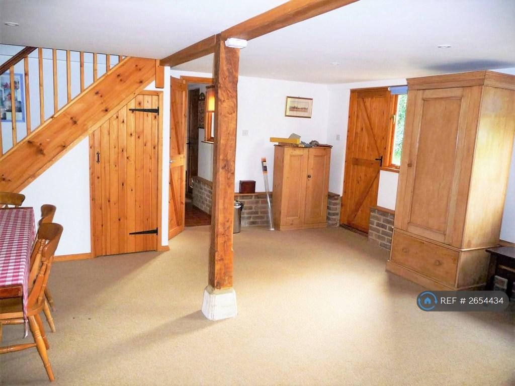 Spacious Sitting Room With Woodburner
