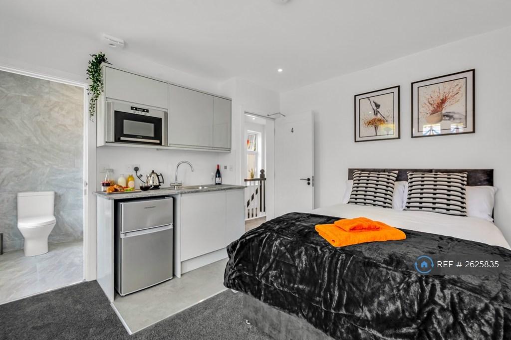 Bedroom 4 - Large Kitchenette