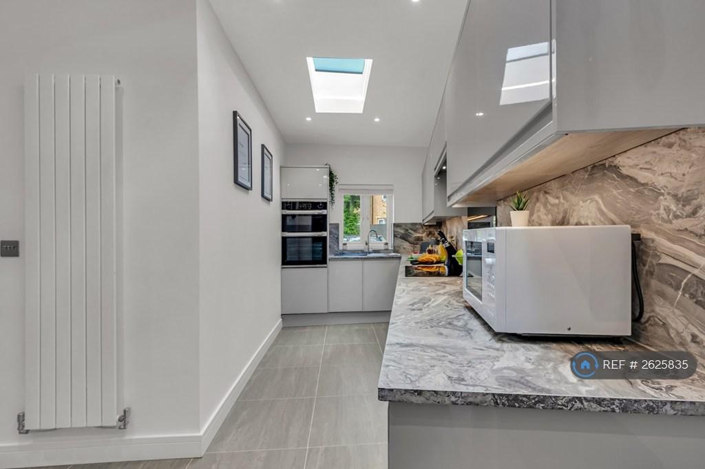 Large Premium Kitchen With All New Appliances