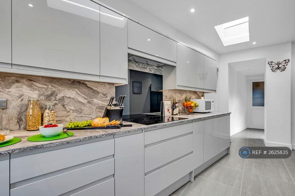 Large Amount Of Worktop Space For Meal Preparation