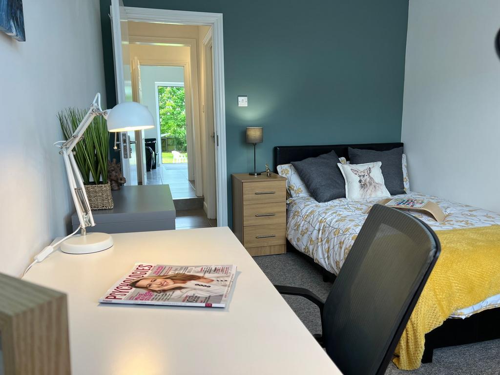Bright, neatly presented single bedroom with a ...