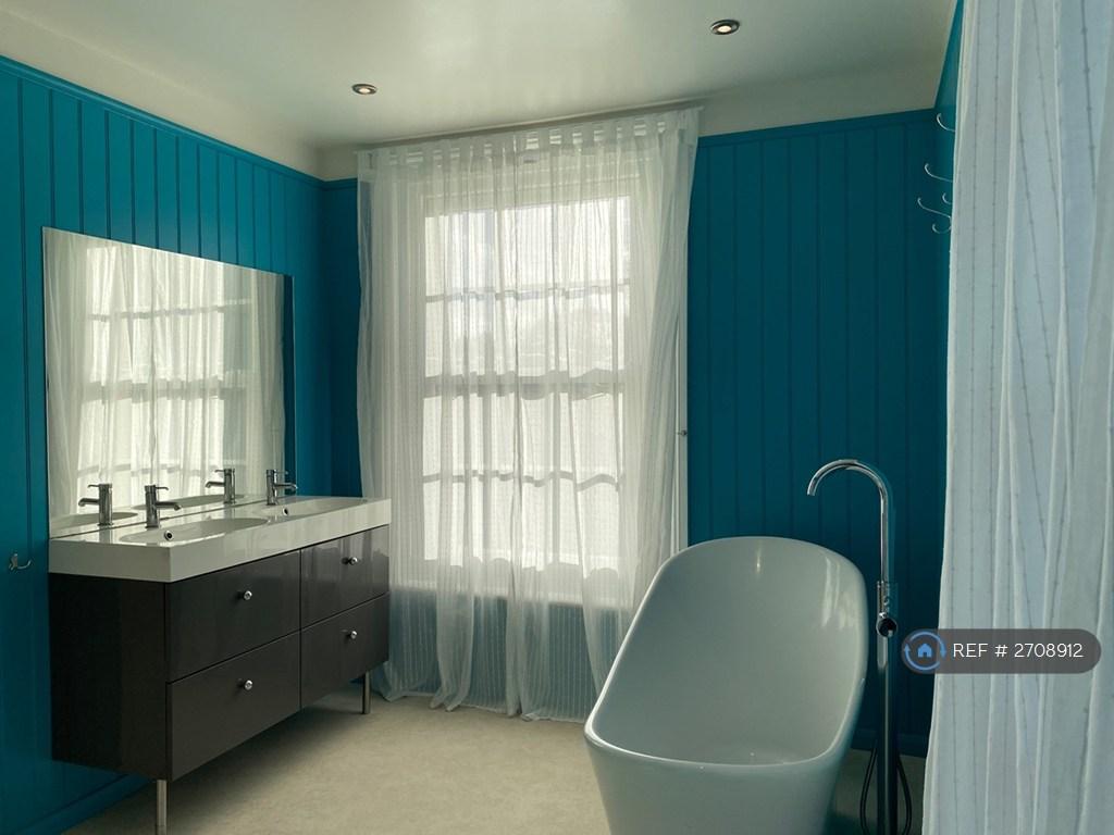 Master Bedroom En-Suite