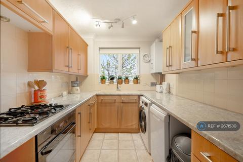 2 bedroom flat to rent, Whitehaven Close, Bromley, BR2