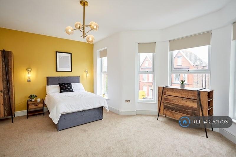 Huge Double Ensuite Room - £700 Pcm Taken