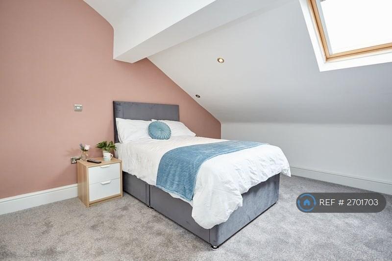 Huge Double Ensuite Room - £750 Pcm - Taken
