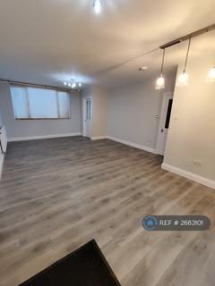 3 bedroom terraced house to rent, Humber Way, Langley, SL3