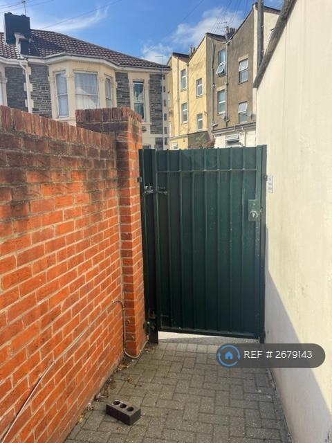 Access To Courtyard From Cairns Crescent