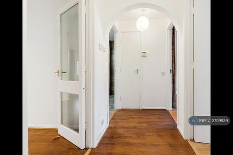 2 bedroom flat to rent, Cotton Avenue, London, W3
