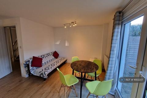3 bedroom terraced house to rent, Greatfields Drive, Uxbridge, UB8