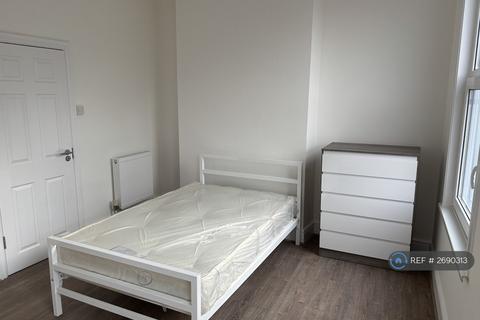 1 bedroom in a flat share to rent, Queens Crescent, London, NW5