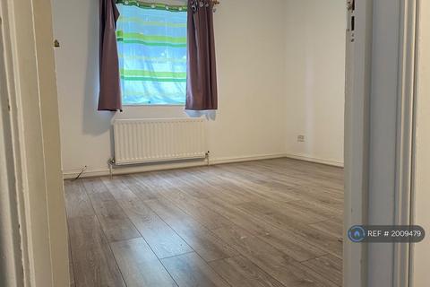 2 bedroom flat to rent, Nightingale Court, London, NW9