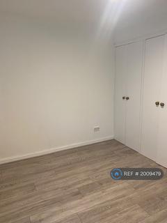 2 bedroom flat to rent, Nightingale Court, London, NW9