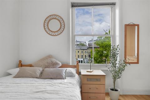 Studio to rent, Gunterstone Road, London W14