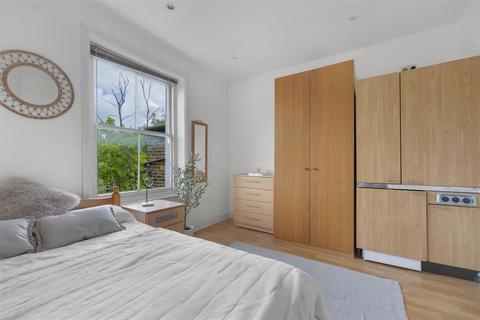Studio to rent, Gunterstone Road, London W14