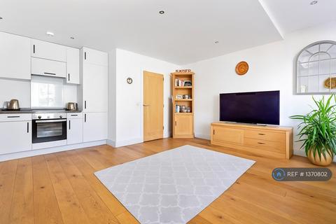 3 bedroom maisonette to rent, Balvernie Grove, London, SW18