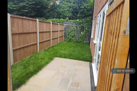 2 bedroom flat to rent, Dollis Crescent, Ruislip, HA4