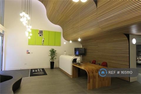 2 bedroom flat to rent, Howe House, London, SE18