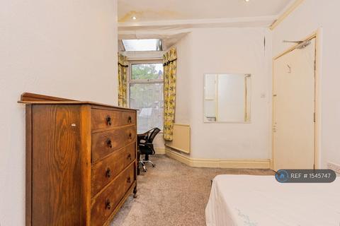 5 bedroom terraced house to rent, Thurlby Street, Manchester, M13