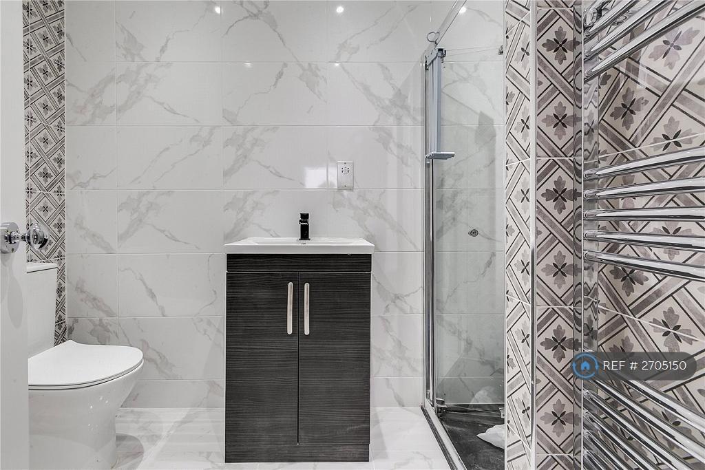 Bathroom En Suite With Bidet Adnd Shower