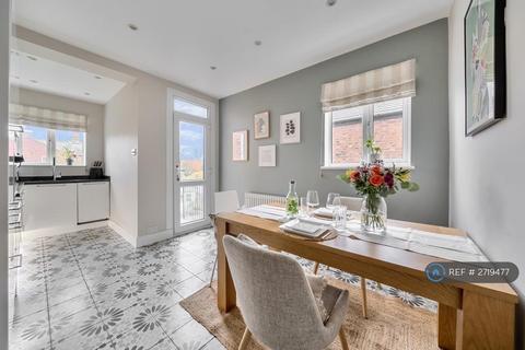 2 bedroom maisonette to rent, Dancer Road, Richmond, TW9