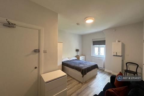 Studio to rent, Mount View Road, London, N4