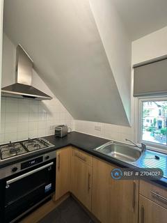 Studio to rent, Mount View Road, London, N4