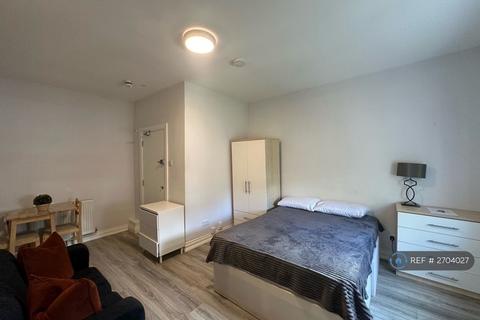 Studio to rent, Mount View Road, London, N4