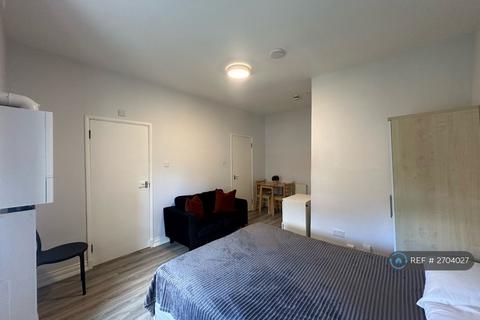 Studio to rent, Mount View Road, London, N4