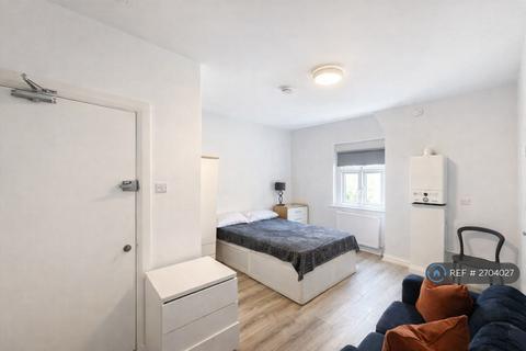 Studio to rent, Mount View Road, London, N4